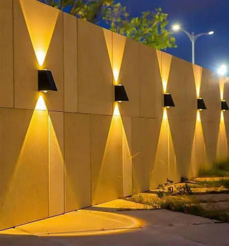Світлодіодний фасадний настінний світильник SunLamp на сонячній батареї Світлодіодний фасадний настінний