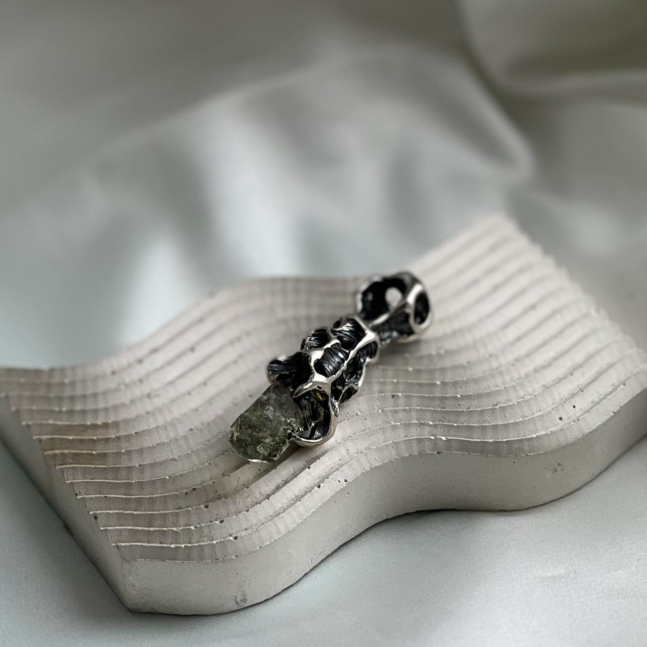 Авторський кулон незвичайної форми зі срібла з натуральним кварцом Silver Bark