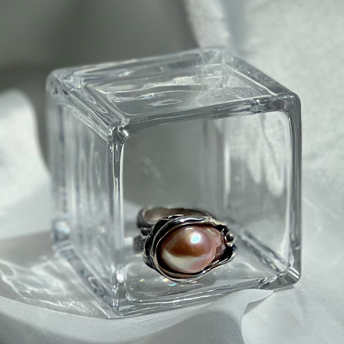 Вінтажна срібна каблучка з натуральними рожевими перлами та чорнінням Pearl