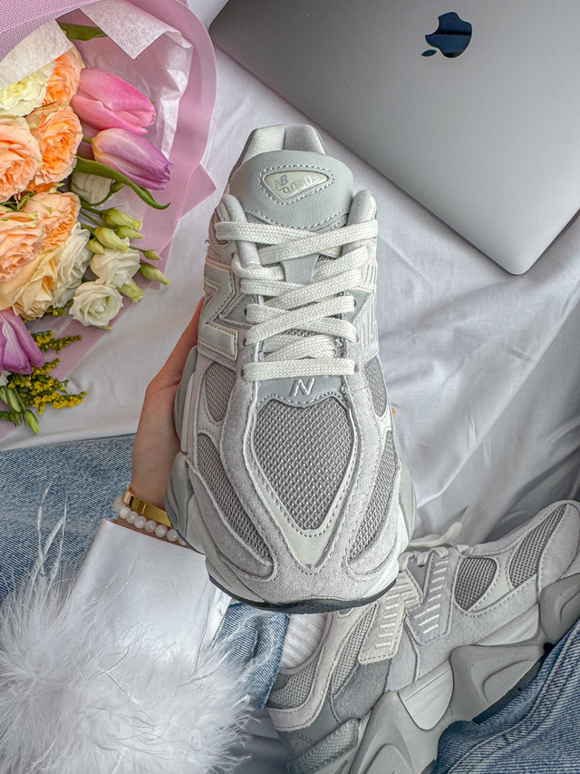Жіночі кросівки New Balance 9060 Light Grey