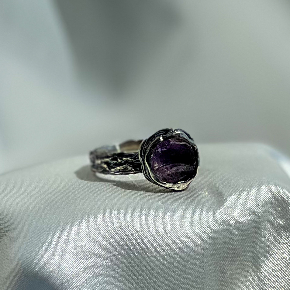 Вінтажна срібна каблучка ручної обробки з натуральним аметистом Lavender