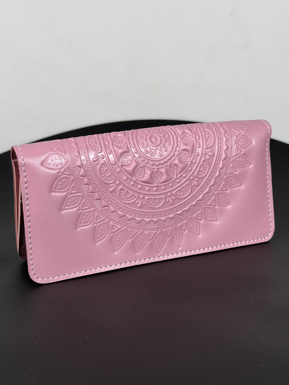 Гаманець з тисненим орнаментом "Мандала", натуральна шкіра, ручна робота, рожевого кольору, 20х10 см, фото 1