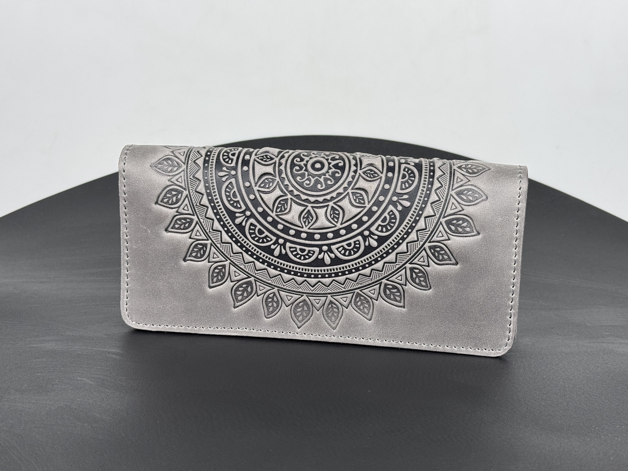 Гаманець з тисненим орнаментом "Мандала", натуральна шкіра, ручна робота, сірого кольору, 20х10 см, фото 1