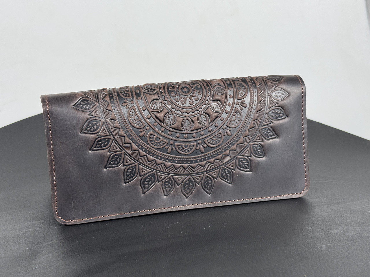 Гаманець з тисненим орнаментом "Мандала", натуральна шкіра, ручна робота, темно коричневого кольору, 20х10 см, фото 1