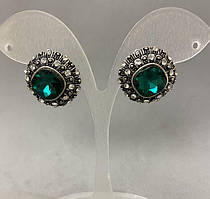 Сережки-пусети з ромбовими зеленими кристалами в ярусній оправі, стрази, 20мм купити біжутерію дешево оптом в інтернеті