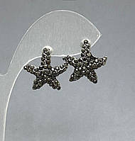 Сережки-пусети Морська зірка, темні стрази, метал під срібло, 20мм купити біжутерію дешево оптом в інтернеті