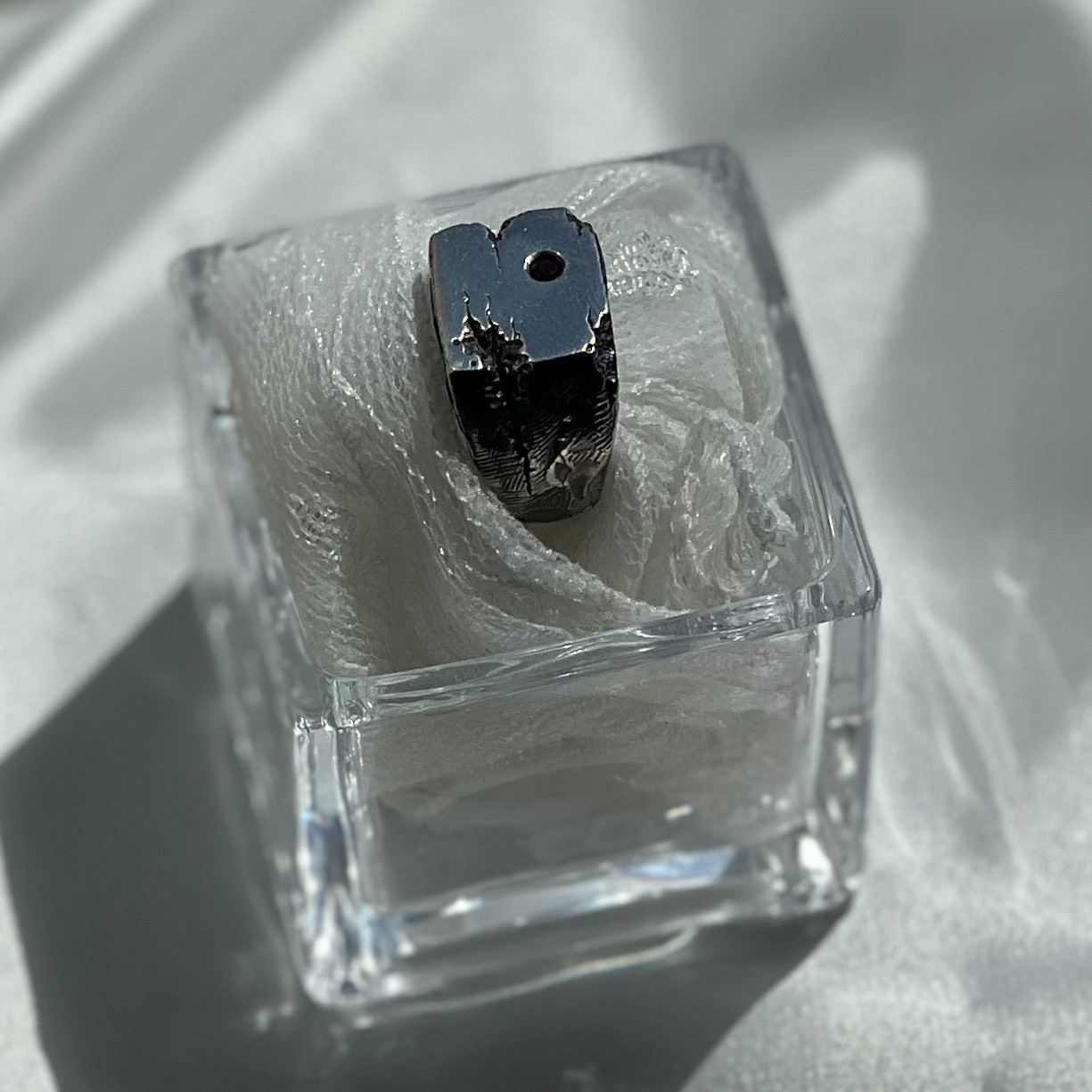 Сувора срібна каблучка з натуральним гранатом (0,6 ct) вінтажної обробки Сharisma
