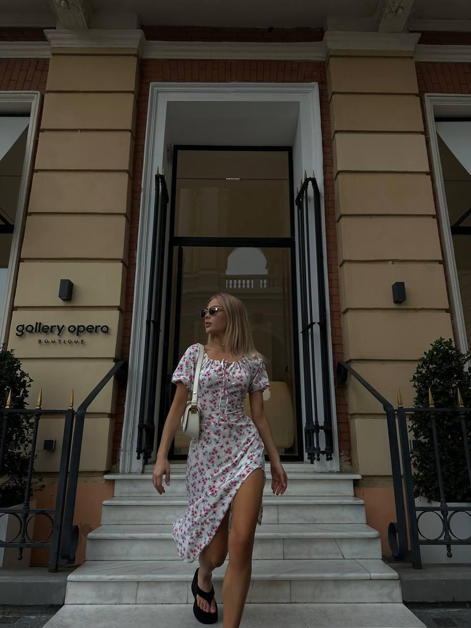 Біла жіноча витончена ніжна сукня довжини міді із софту в квітковий принт з розрізом по нозі, фото 1