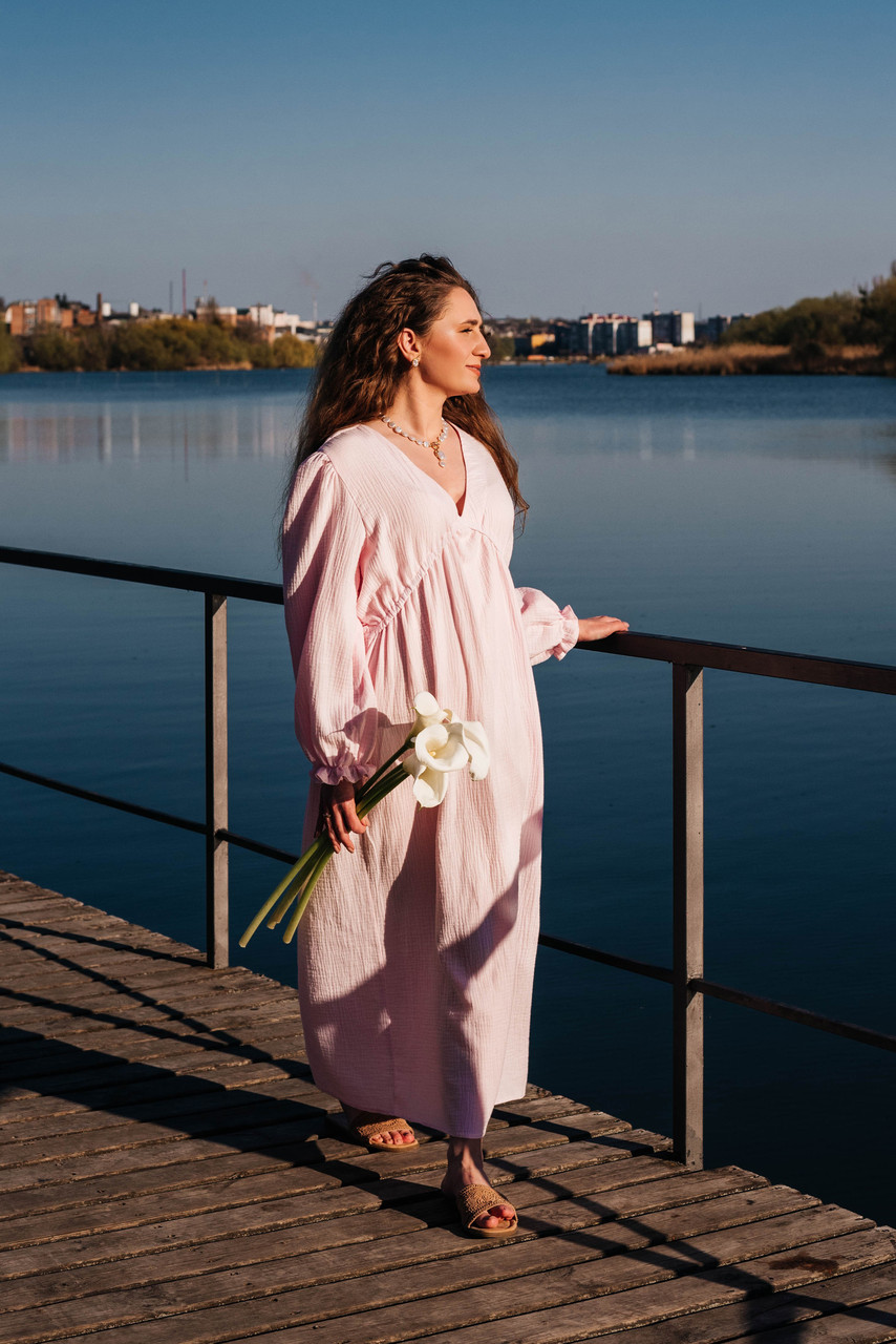 Муслінова рожева сукня міді