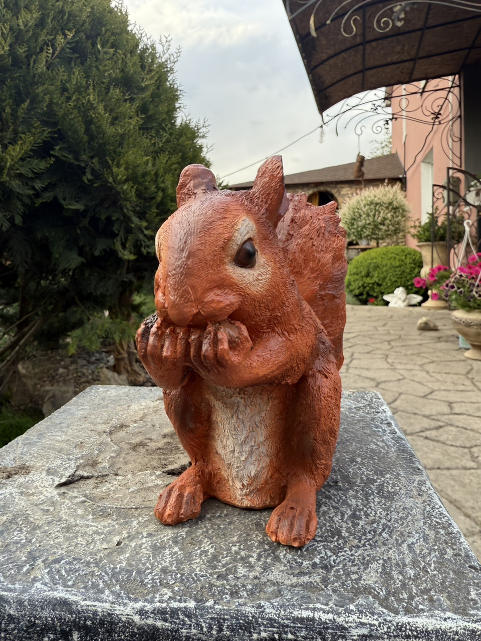 Садова фігура Білка гризе шишку (довжина 19/18/9см), фото 1
