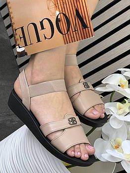 Босоніжки жіночі 8 пар у ящику бежевого кольору 36-41