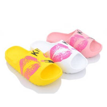 Тапки дитячі розмір 36-41 матеріал гума колір показаний на зображенні в пакованні від 6 шт.