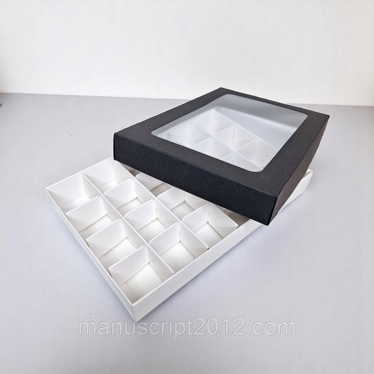 Коробка на 24 цукерки з вікном (240х155х35мм.) чорно-біла