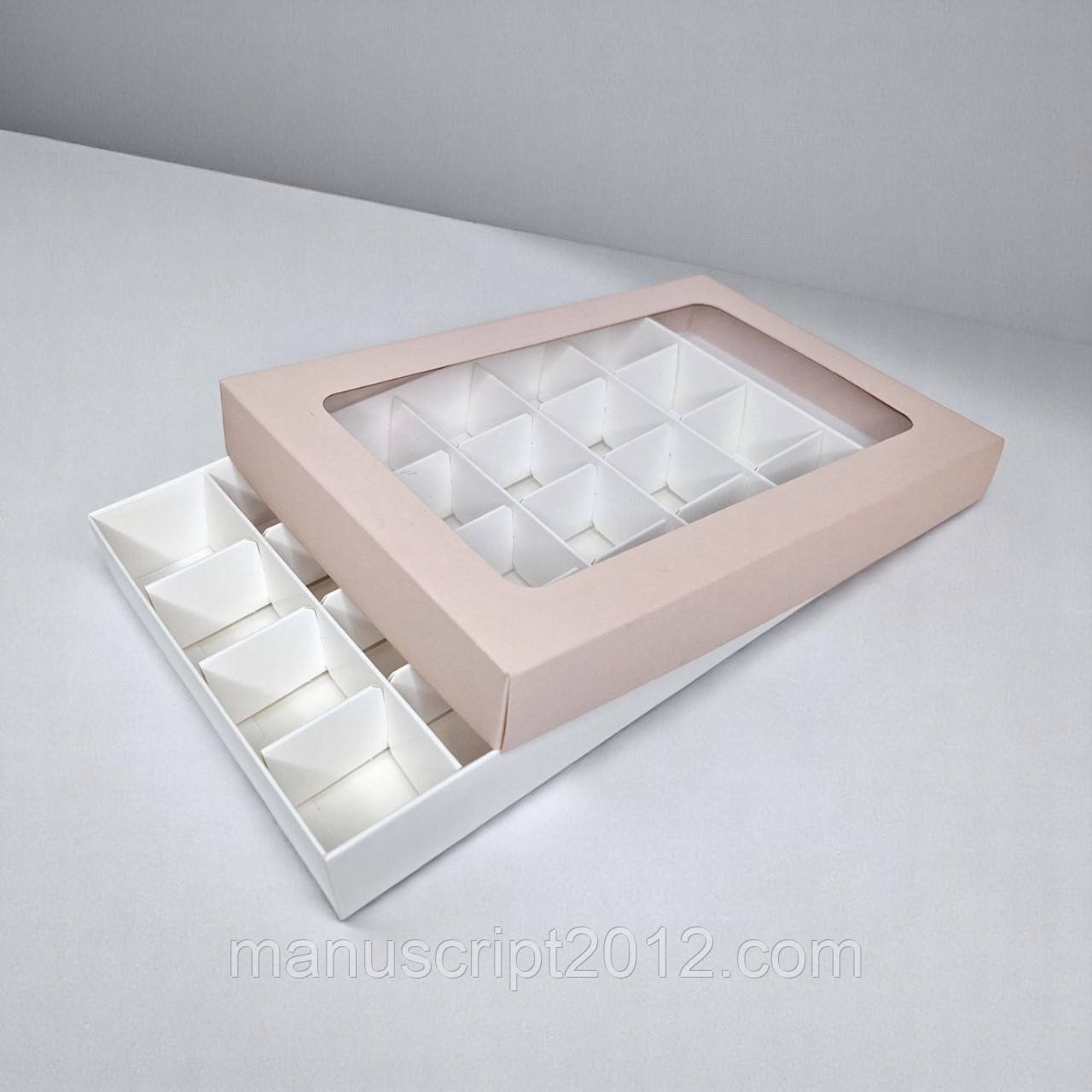 Коробка на 24 цукерки з вікном (240х155х35мм.) пудрово-біла