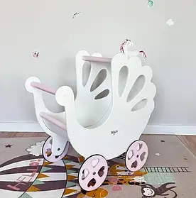 Іграшкова дерев'яна біла коляска для ляльок.