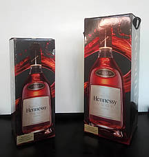 Муляж Коньяк Hennessy VSOP 1.5 л у подарунковій фірмовій упаковці — реалістична бутафорія для декору, фотосесій та тематичних, фото 4
