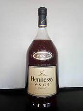 Муляж Коньяк Hennessy VSOP 1.5 л у подарунковій фірмовій упаковці — реалістична бутафорія для декору, фотосесій та тематичних, фото 3