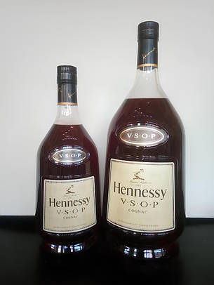 Муляж Коньяк Hennessy VSOP 1.5 л у подарунковій фірмовій упаковці — реалістична бутафорія для декору, фотосесій та тематичних, фото 2