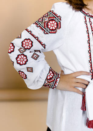 Нарядна святкова дитяча Вишиванка біла з поясом для дівчинки, з червоним орнаментом, фото 3