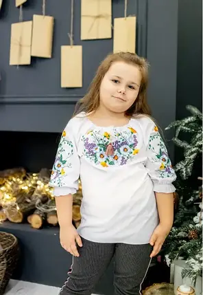Вишиванка для дівчинки біла бязева з вишивкою літніх квітів рукав три чверті традиційний український одяг, фото 1