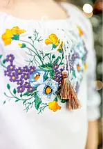 Вишиванка для дівчинки біла бязева з вишивкою літніх квітів рукав три чверті традиційний український одяг, фото 4