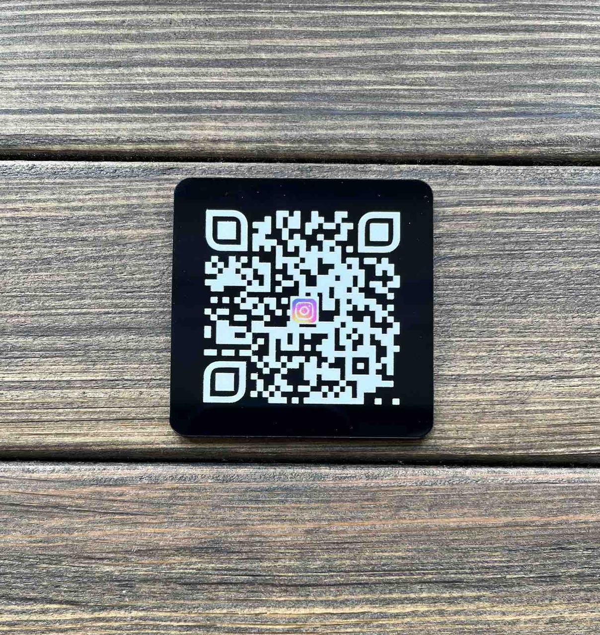 Пластикова табличка з QR-кодом 2