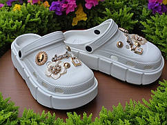 Стильні білі крокси на платформі з ексклюзивними джебітсами