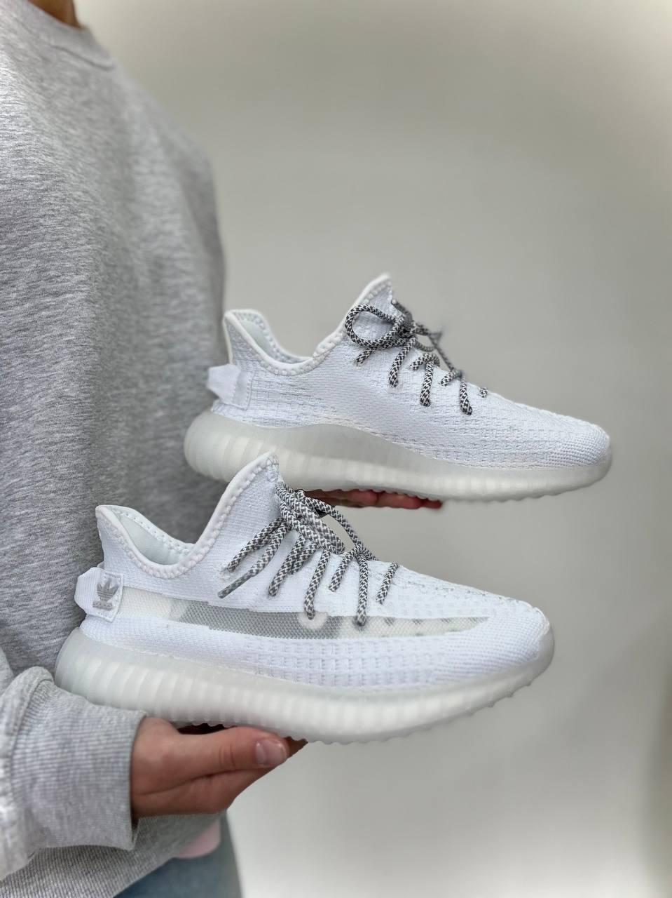 Стильні жіночі кросівки Adidas Yeezy Boost 350 v2 "Bone White" — весна-літо-осінь, фото 1