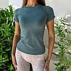 Футболка зелена спортивна жіноча подовжена для тренувань фітнесу з коротким рукавом дівчині, фото 2