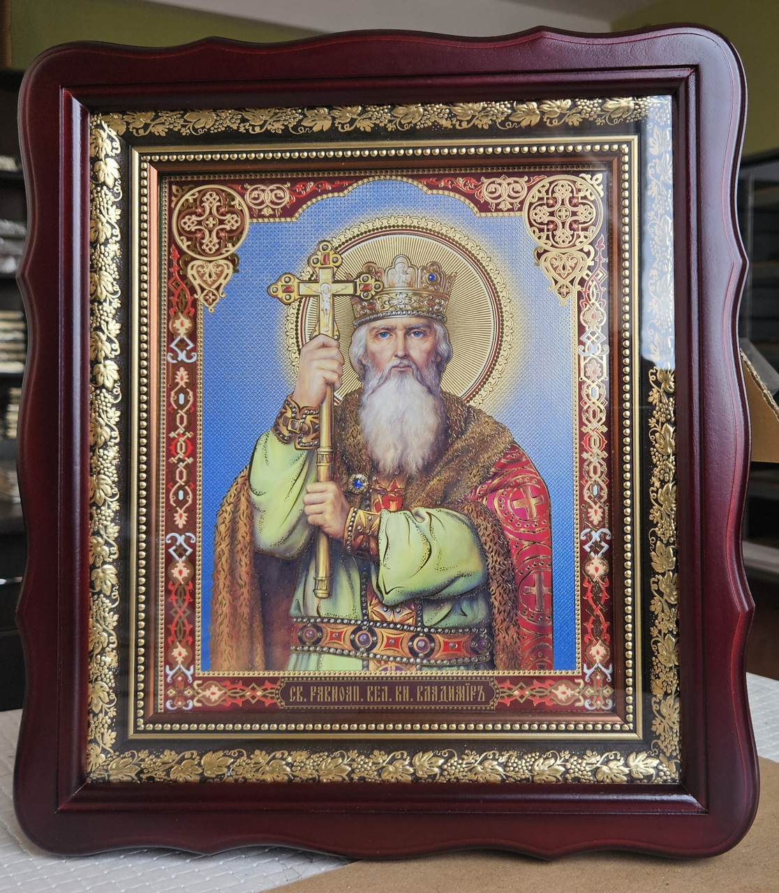Ікона рівноапостольний князь Володимир у темному фігурному кіоті під склом, розмір кіота 32×28, сюжет 20×24.