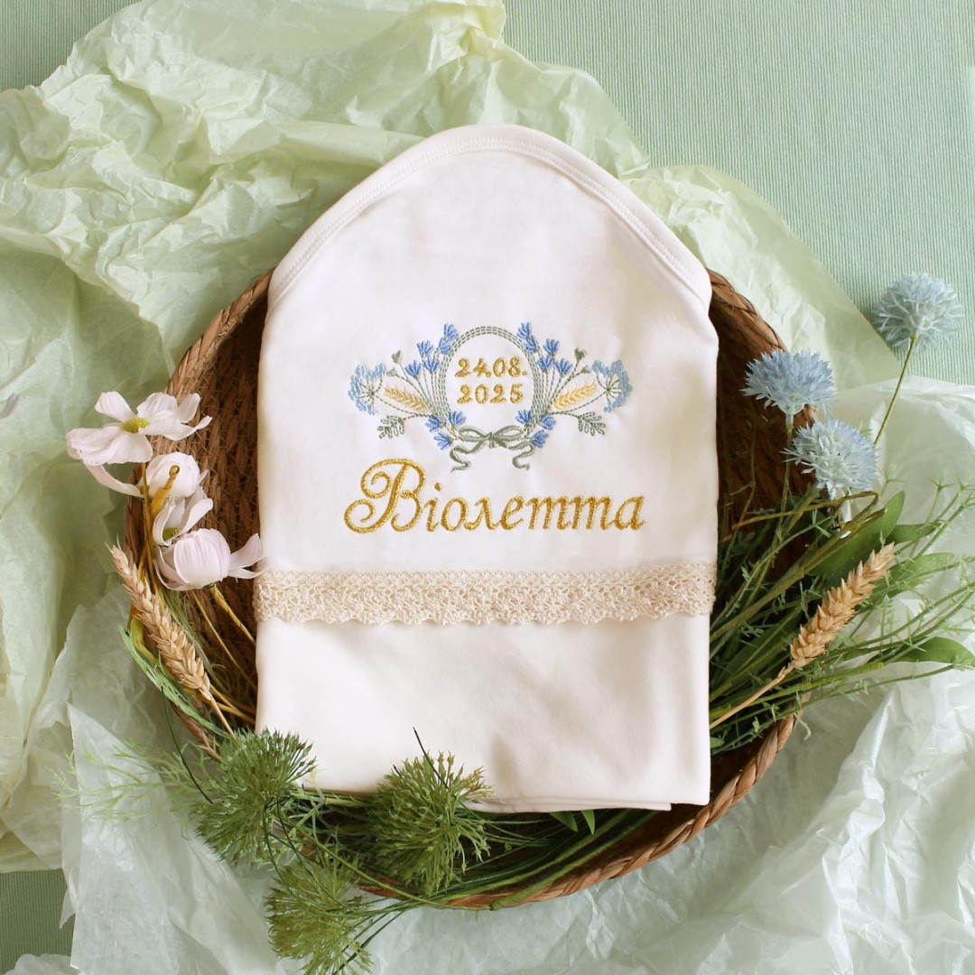Іменна крижма з вишивкою Розмай молочного кольору для дівчинки 90х80 см