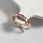 Каблучка з золота з трьома білими круглими фіанітами в центрі