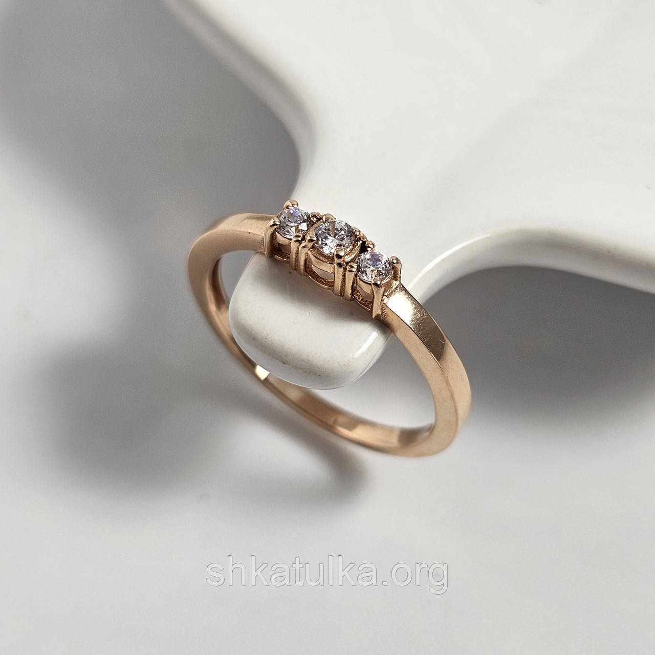 Каблучка з золота з трьома білими круглими фіанітами в центрі, фото 1