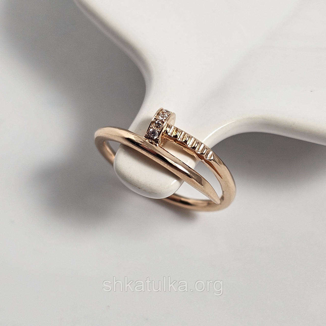 Каблучка золота цвях з білими круглими фіанітами, фото 1