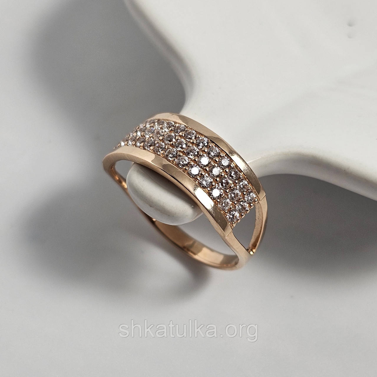 Каблучка золота з трьома доріжками з білих круглих фіанітів, фото 1