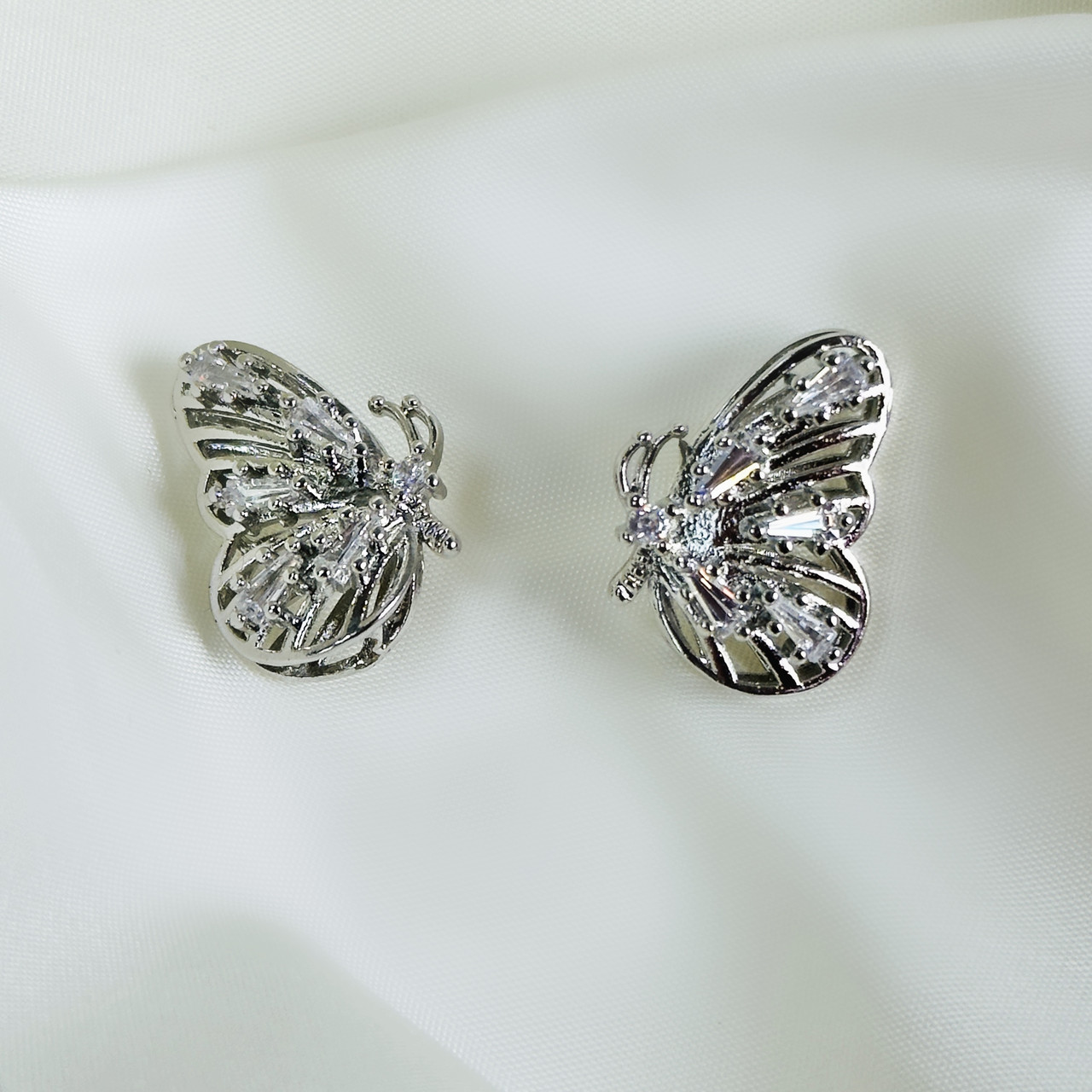 Сережки Метелики в срібному кольорі з камінцями Біжутерія медична сталь Гіпоалергенні прикраси, фото 1