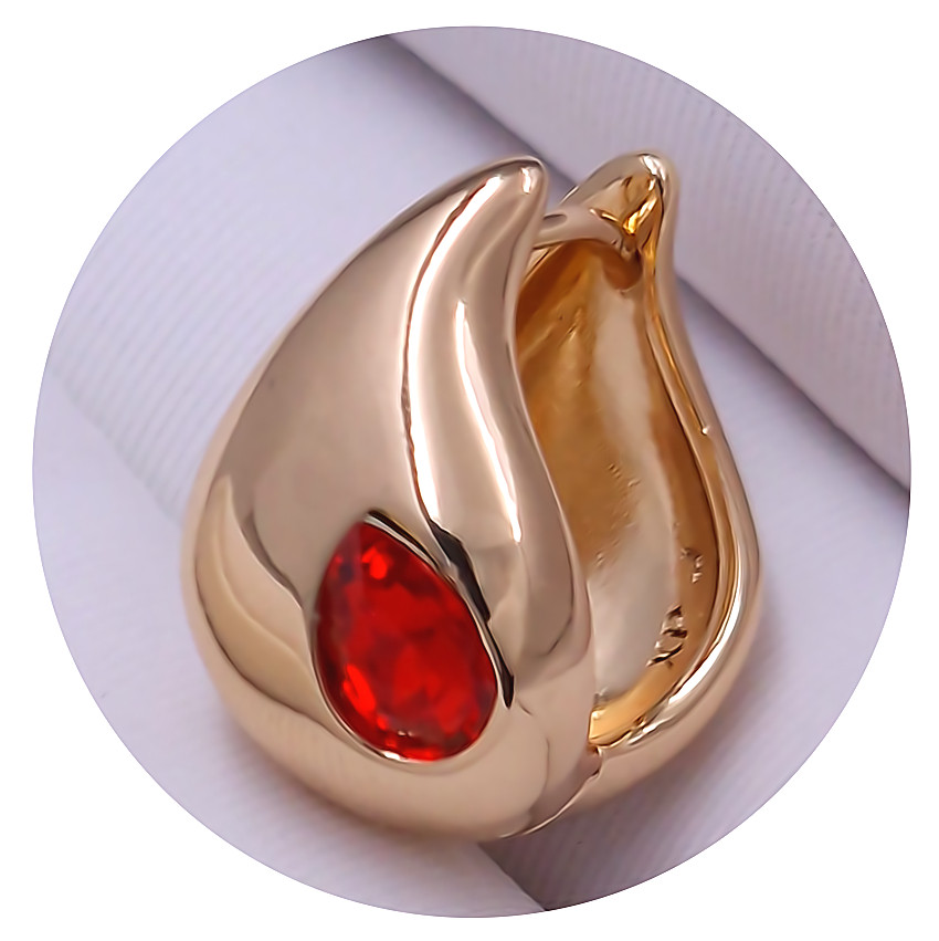 Сережки XР. Позолота 18К. Камені: Swarovski червоного кольору. Довжина: 16 мм. Ширина: 10 мм.