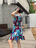Блакитне вільне літнє плаття із шовкового софту з абстрактним принтом, фото 4