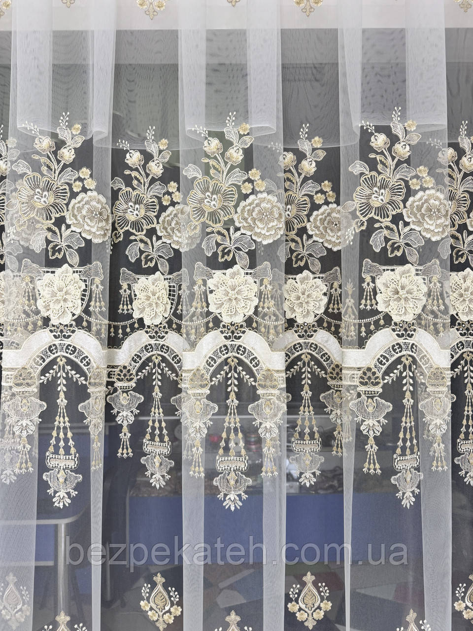 Красива золотиста тюль 3д у зал. Ошатна багата золота тюль у вітальню, фото 1