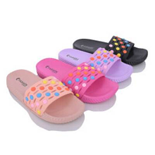 Тапки жіночі матеріал гума розмір 36-41 колір показаний на зображенні в пакованні від 6 шт.