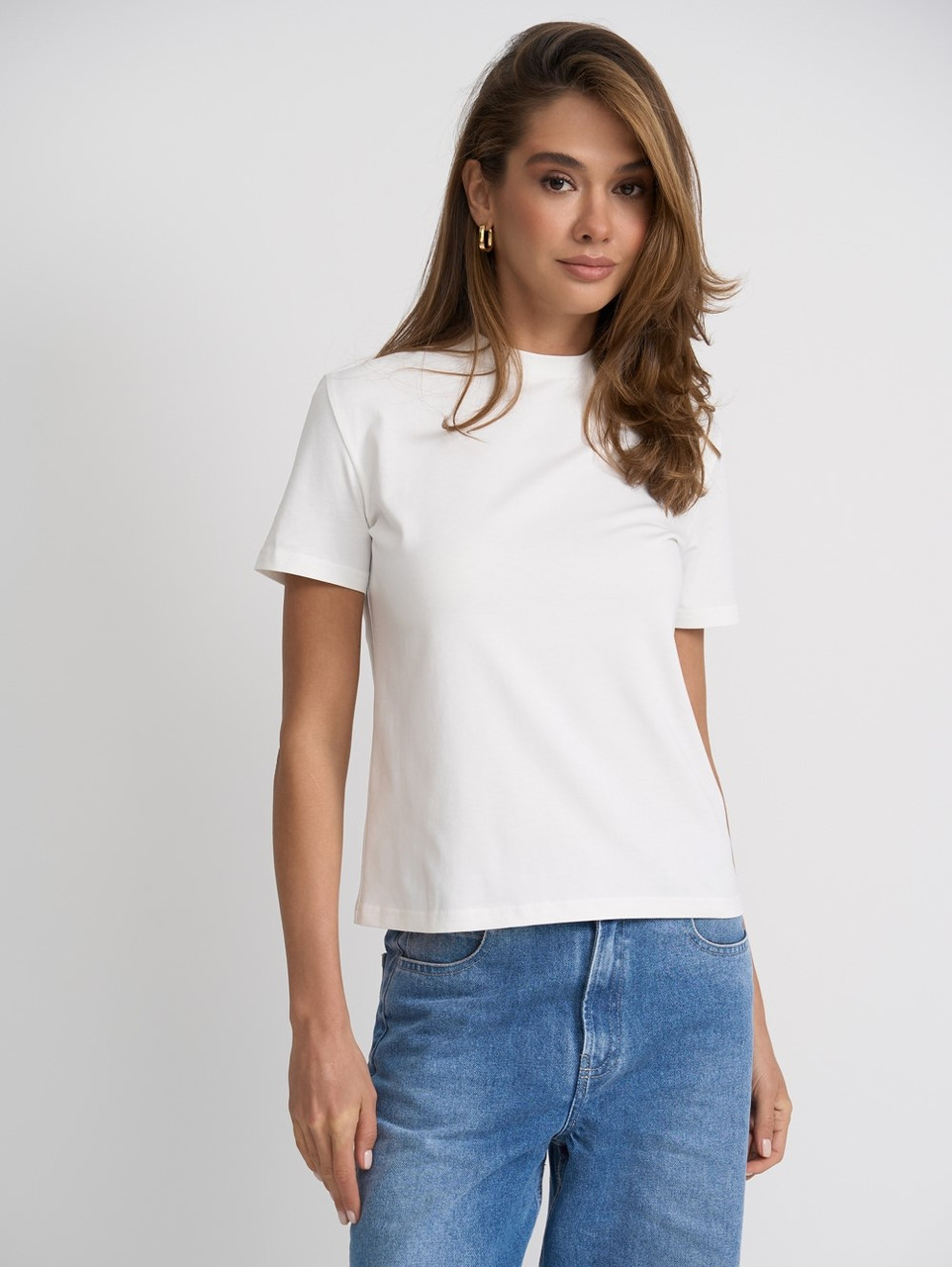 Жіноча базова футболка молочного кольору. Модель 3064