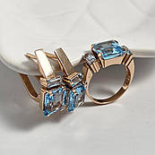 Комплект золотий каблучка та сережки з блакитними квадратними топазами 16.23