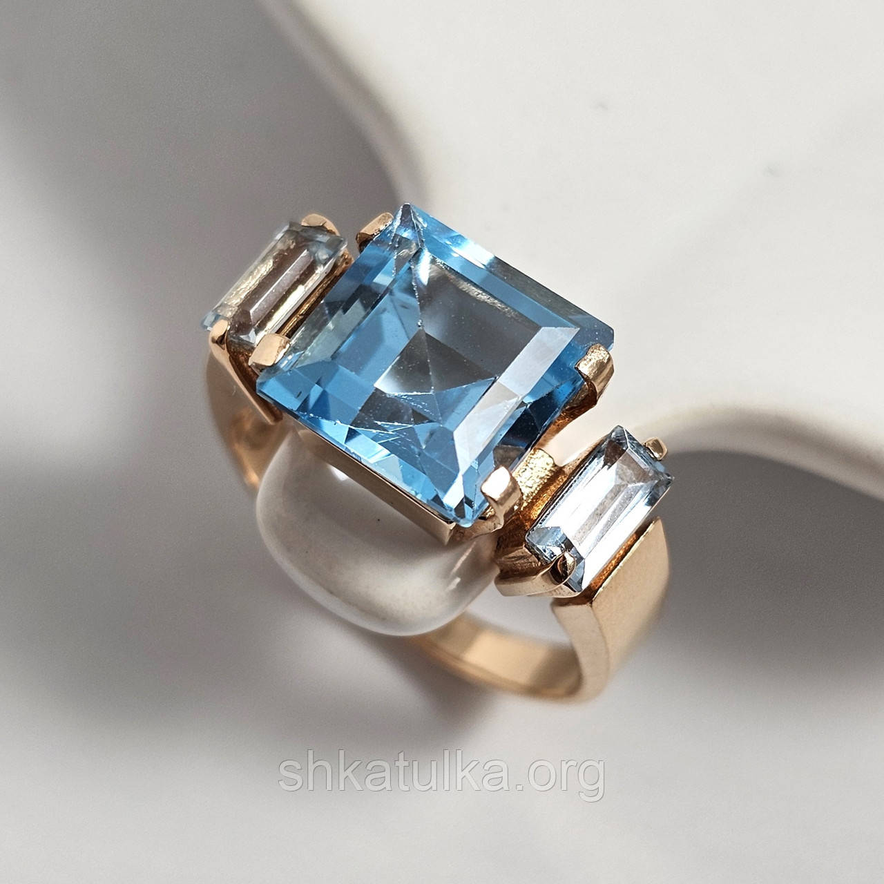 Каблучка золота класична з натуральними блакитними топазами, фото 1
