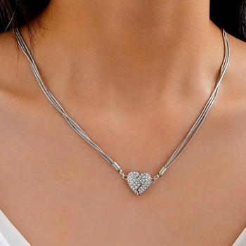 Кулон серце з блискучими стразами, надійно фіксується на шиї за допомогою магнітної застібки