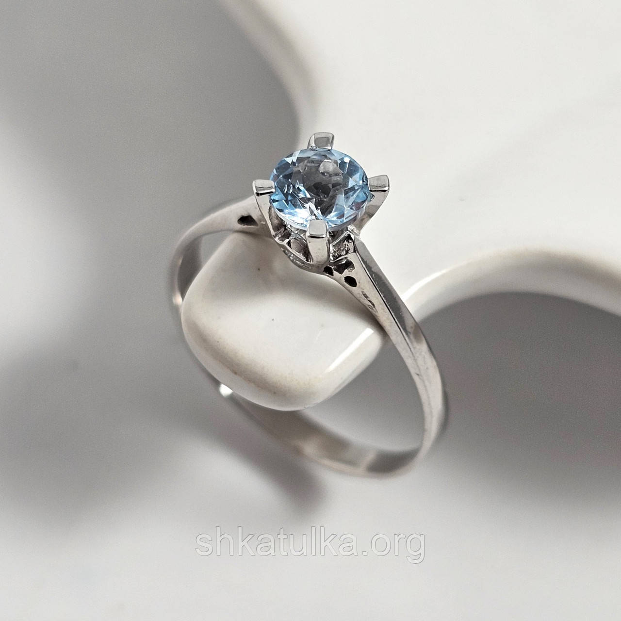 Каблучка з білого золота з блакитним круглим топазом каблучка для заручин, фото 1