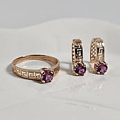 Комплект золотий каблучка та сережки з рожевим круглим олександритом