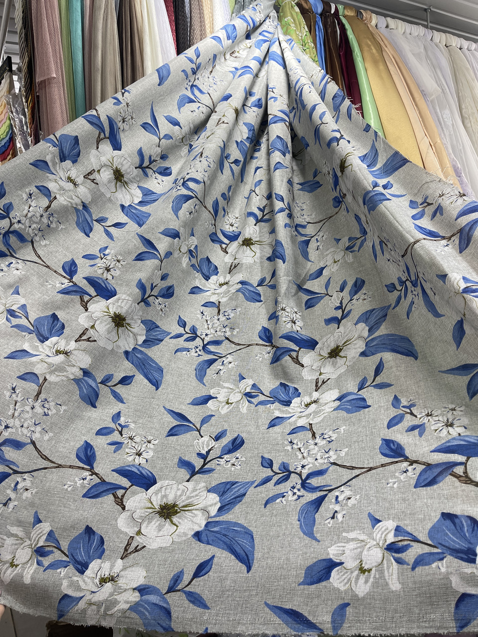 Лляна легка тканина в сірому з синім кольорі з квітковим принтом на метраж (М1-822-6), фото 1