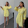 Жіноча літня сукня-сорочка з бічними розрізами та кокеткою на шнурку жовтого кольору з комфортного мусліну, фото 4