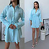 Жіноча літня сукня-сорочка з бічними розрізами та кокеткою на шнурку блакитного кольору з комфортного мусліну, фото 2