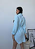 Жіноча літня сукня-сорочка з бічними розрізами та кокеткою на шнурку блакитного кольору з комфортного мусліну, фото 5